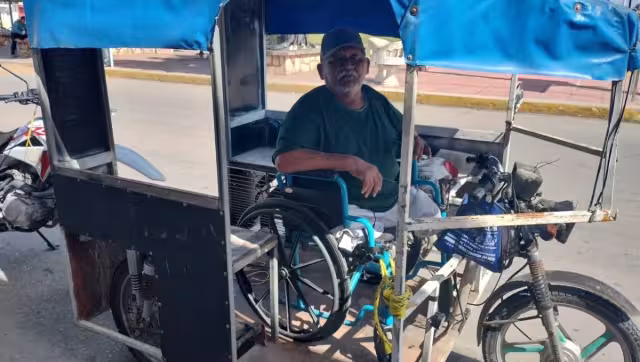 El hombre perdió las piernas a causa de la poliomielitis