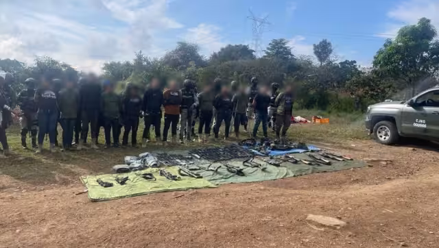 Elementos de Sedena y Guardia Nacional detuvieron en la zona montañosa de Uruapan, Michoacán, a 13 sicarios pertenecientes al CJNG