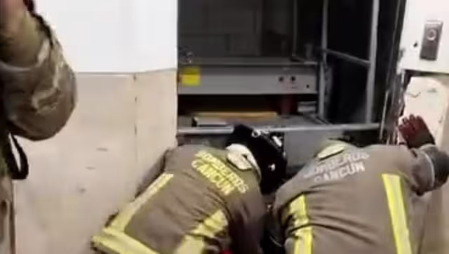 Los Bomberos lograron cortar la puerta.