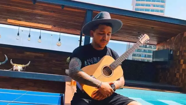 Christian Nodal sorprende a Ángela Aguilar con romántica serenata