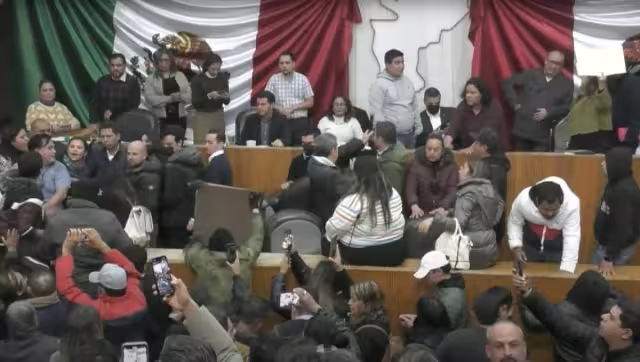 Andrés Manuel López Obrador señaló que lo que ocurre en Nuevo León es un asunto que corresponde resolver a las autoridades estatales