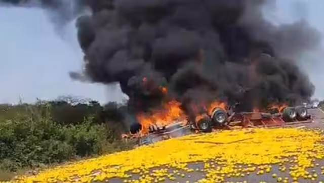 Una persona se aventó del camión, tipo torton, y terminó herido.
