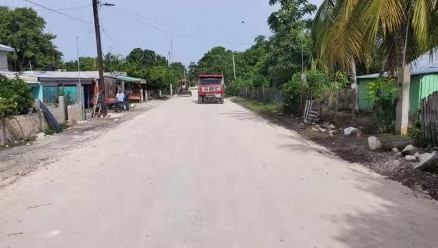 Un hombre fue a comprar su alcohol clandestino y fue arrollado por un tráiler