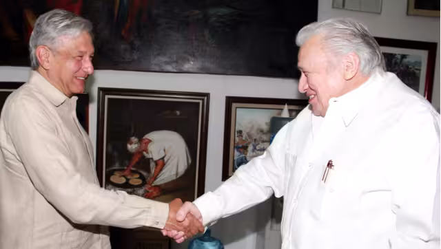 Desde que Andrés Manuel López Obrador despuntó como un férreo opositor al PRI y encarnó a la Izquierda mexicana, tuvo el apoyo de Mario Renato Menéndez Rodríguez para difundir sus actividades y consignas, cuando casi ningún medio le daba espacio.