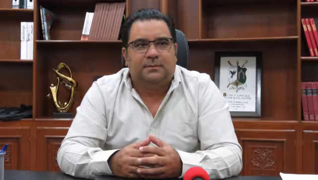 Los trabajadores del Ayuntamiento que se percataron del lo que sucedía procedieron que sacarlo del lugar