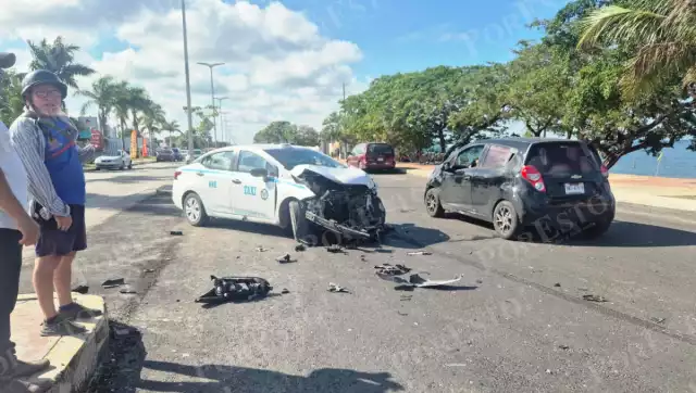 Choque entre un taxi y una combi de pasajeros en el malecón de Champotón.