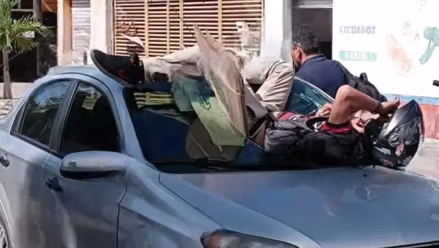 Al lugar de los hechos llegaron paramédicos para brindarle atención médica al motociclista