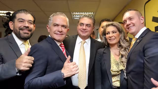 Luis Espinosa Cházaro se registró por el PRD para contender por la Jefatura de Gobierno de la CDMX