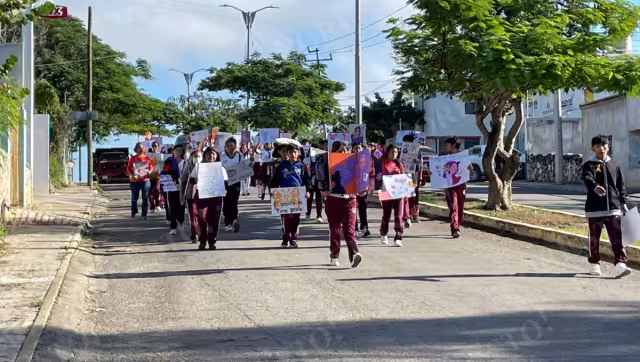 Alumnos de la Secundaria General 04 realizaron un desfile para concientizar sobre la violencia contra mujeres y niñas.