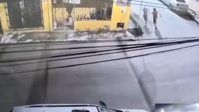 Cámara de vigilancia revela a adolescente molestando a un adulto mayor, sería el mismo menor que fue amenazado por un sujeto tras molestar a su padre