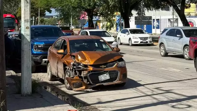 Conductor pierde el control y causa accidente vial en Chetumal