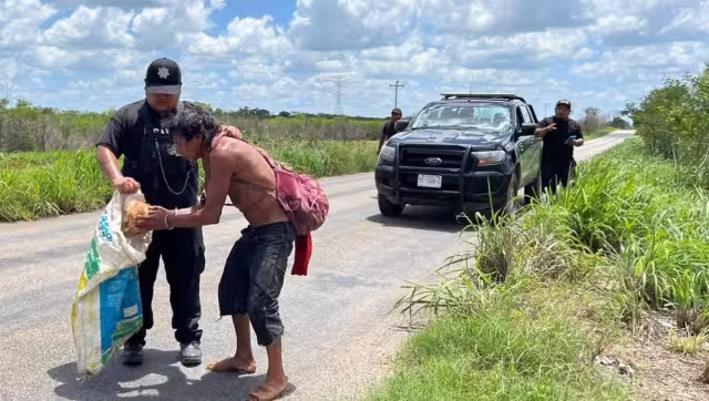 Los policías hicieron que el hombre regrese los huesos al cementerio