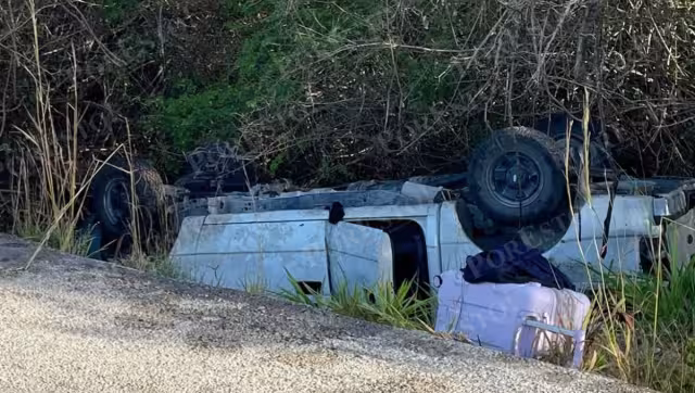 Camioneta volcó y terminó con las llantas arriba en la carretera Sabancuy–Chekubul.