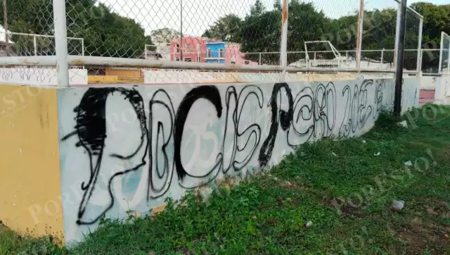 Vándalos grafitearon y dañaron espacios públicos en el Centro de Bécal.