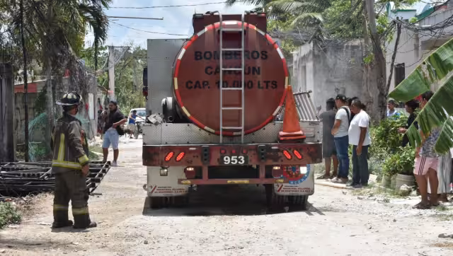 Los bomberos arribaron al lugar de los hechos y rociaron agua para sofocar las llamas