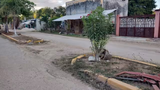 De acuerdo con la gente, ha ignorado todas las peticiones populares que le ha compartido la comisaria municipal, Julia Euán Fuentes