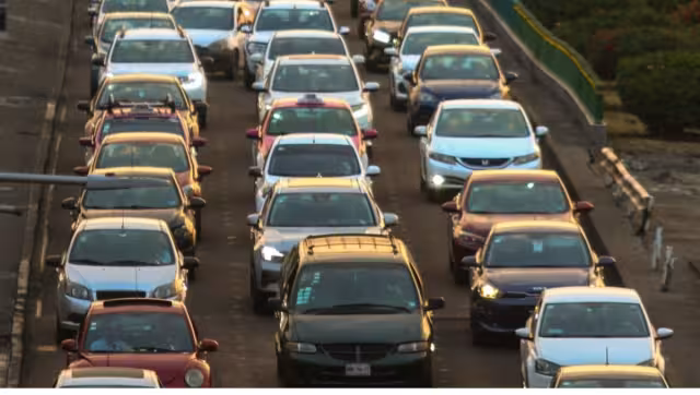 El programa Hoy No Circula es una medida ambiental que restringe la circulación vehicular en días específicos
