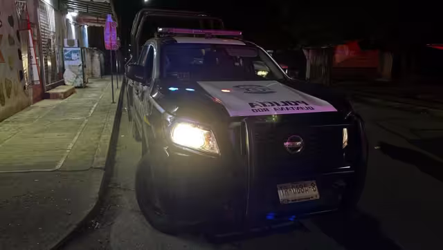 Al sentir que su vida corría peligro, el policía accionó su arma de cargo en una ocasión y asestó el disparo en la cabeza del agresor, quien ya se disponía a atacarlo.