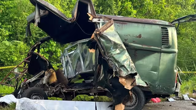 Al lugar llegó personal de auxilio para ayudar a las personas heridas