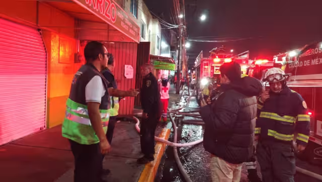 Fuerte incendio en el Mercado de Jamaica de la CDMX.