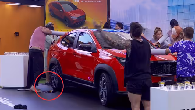 El momento exacto en el que Paul Stanley se hizo del baño en la llanta del auto. Foto: Especial