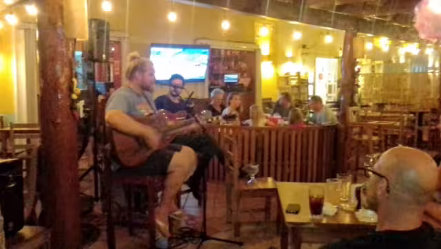 A las 21:00 horas, la marina se encuentra prácticamente vacía.