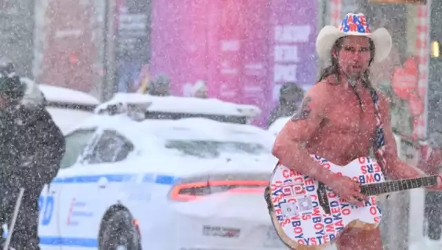 Vaquero desnudo desafía a la nevada en Nueva York y se hace viral