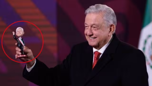 La pequeña estatuilla de AMLO fue un regalo por parte de un migrante que vive en San Francisco, EU