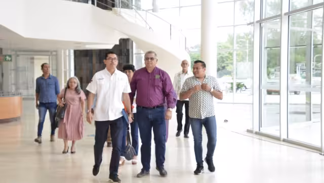 Convocaron a funcionarios públicos que pusieron una pausa a sus labore para asistir