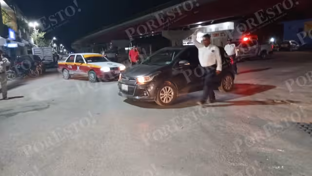 Un taxi Nissan Tsuru se pasó un alto y fue impactado por una camioneta en Escárcega.