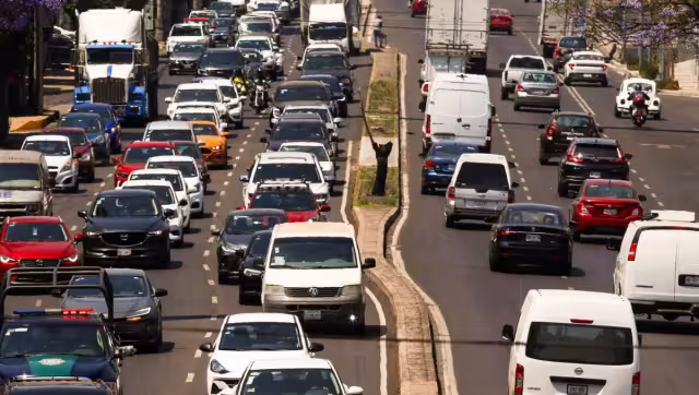El programa Hoy No Circula es una medida ambiental que restringe la circulación vehicular en días específicos