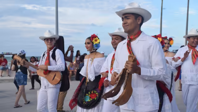 Los bailarines sorprendieron a los turistas que visitan el puerto