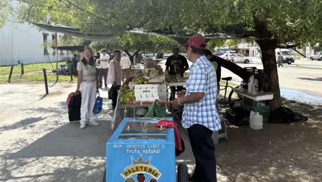 Sobreviven a las bajas ventas los vendedores ambulantes del Mercado Viejo de Chetumal, las ganancias semanales no llegan ni al salario mínimo