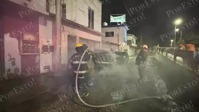 Un vehículo se incendió durante la madrugada en la colonia San Carlos.