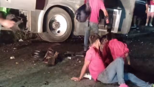 El conductor perdió el control de la unidad tras el impacto y se salió de la cinta asfáltica.