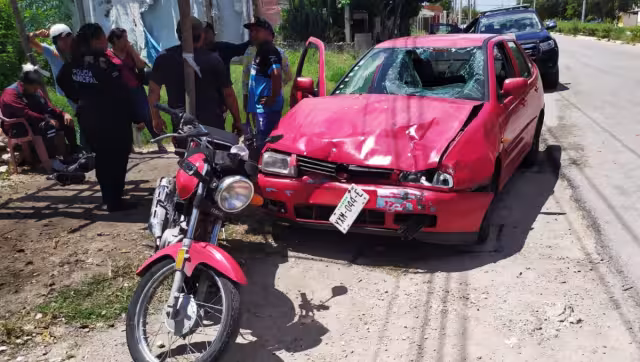 El casco del mismo motociclista sirvió como proyectil para dañar el automóvil