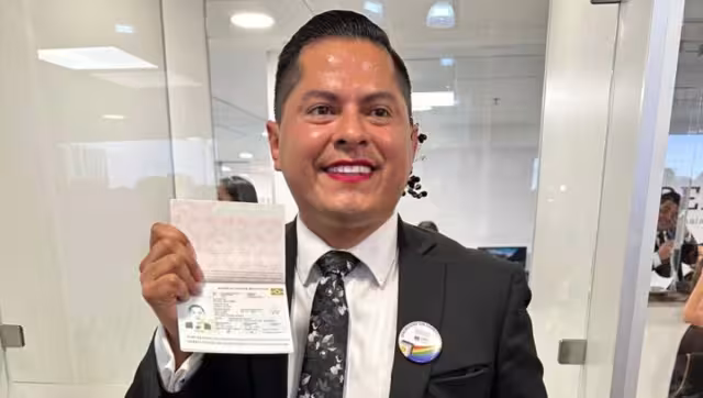 Ociel Baena recibió el primer pasaporte No Binario de México