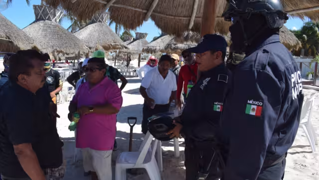 Bastaron 10 minutos para que acudan al sitio unos 20 comerciantes que tienen como punto de actividad el malecón