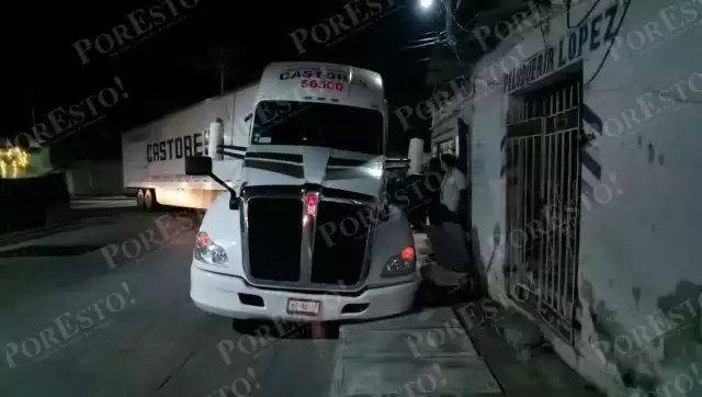 Un chofer de tractocamión fue detenido tras causar daños a infraestructura municipal en la colonia Salitral.