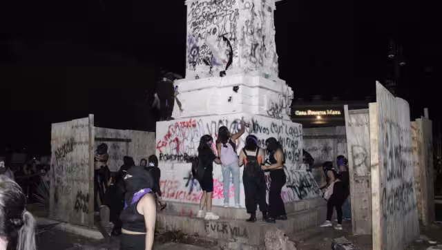 Le prendieron fuego a las maderas del monumento a Felipe Carrillo Puerto y así como las instaladas frente a Palacio de Gobierno
