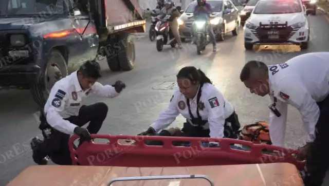 Un motociclista resultó lesionado tras derrapar sobre la avenida Colosio, en Campeche.