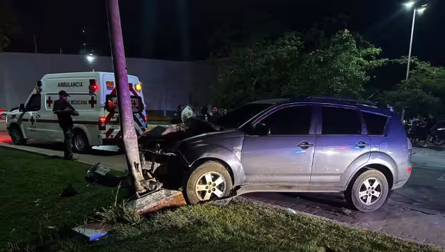 La camioneta marca Mitsubishi Outlander quedó dañada en la parte del motor luego de subirse a la Glorieta de la Historia