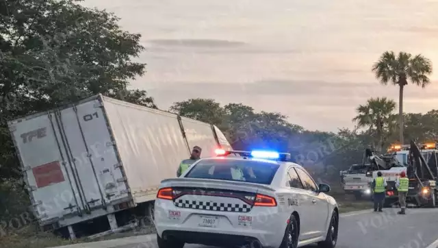 Dos tráileres volcaron en distintos puntos de la autopista Champotón–Campeche.