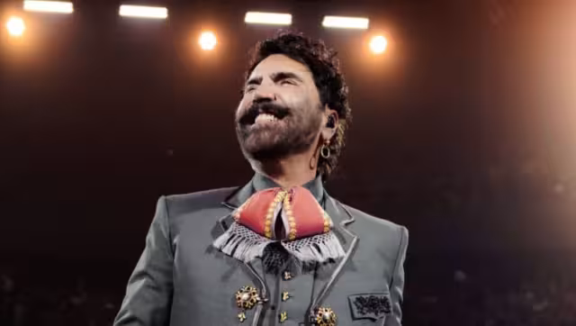Alejandro Fernández causa preocupación por la apariencia de su lengua en concierto: VIDEO