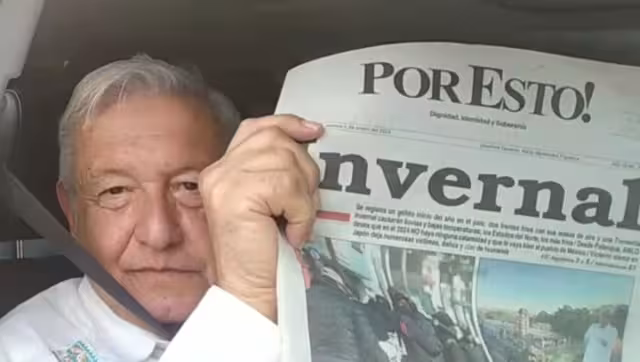 AMLO sostuvo la edición impresa de este martes a su llegada a Mérida