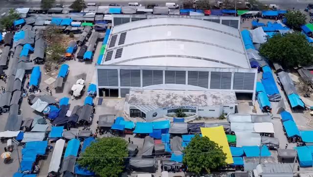 El tianguis de San Roque reúne a cientos de comerciantes y compradores