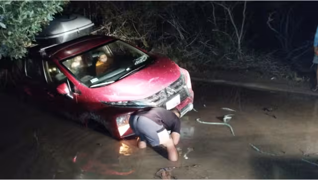 Los uniformados intentaron rescatar el vehículo