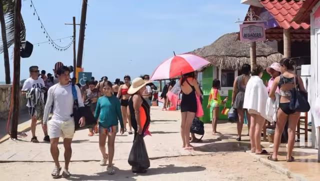 La playa de los cerditos suele aglomerarse durante temporada vacacional