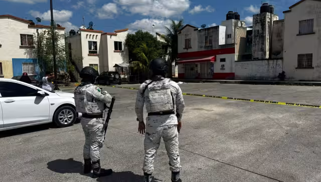 Sin embargo, el arribo de las autoridades ocurrió 30 minutos después del reporte, de acuerdo con los residentes de la zona que dijeron que llamaron en reiteradas ocasiones a los cuerpos de socorro.