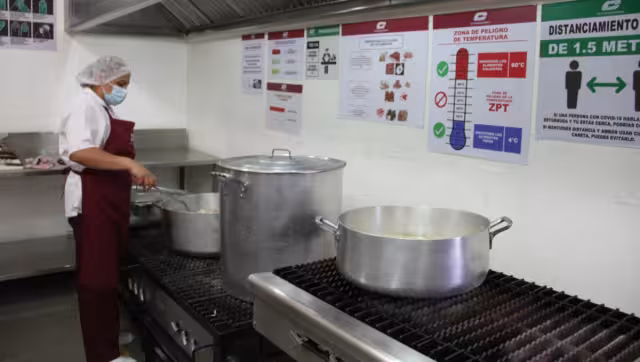 El menú va desde arroz rojo, pozole de cerdo, tostadas y agua de sabor